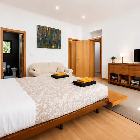 Daire Spacious 3br Apartment, Metro At Door, Baixa Lisboa