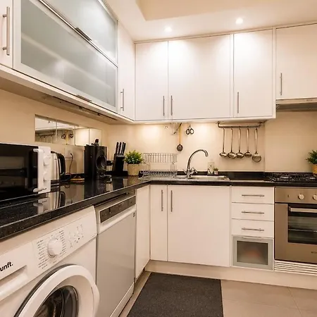 Spacious 3br Apartment, Metro At Door, Baixa Лиссабон